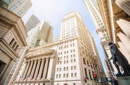 首都新的美国纽约市4月日华尔街的纽约证券交易所是世界上最大的证券交易所华尔街1号的纽约证券交易所是世界上最大的证券交易所金融图片