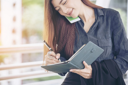 计划妇女日程安排议和组织任命2019年日历事件智能商业企活动妇女说明和时间表以制定安排关于议程时线概念的妇女手写工作日程安排女士图片