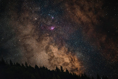 占星术科学在拉查的银河系山上硅板被浸透了惊人的星云摄影图片
