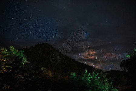 景观超过在拉查的银河系山上硅板被浸透了惊人的星云发光图片