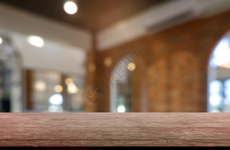在餐厅咖啡馆和店内地的抽象模糊背景面前空木制桌可以用来展示或装配你的产品图象片模糊的空夜晚图片