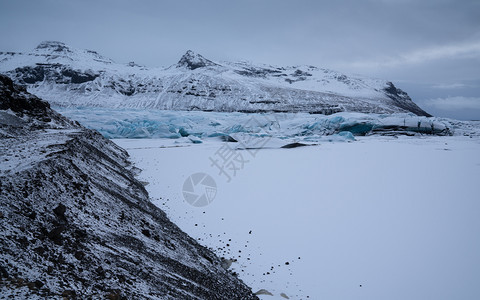 公园寒冷的全球冰雪降后冬季一天积雪覆盖冰河Svinafellsjoekull的全景图象图片