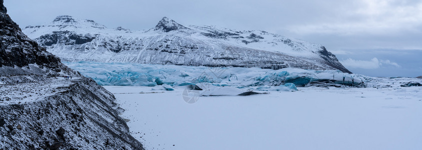 灰蒙冰川岛雪降后的冬季一天积雪覆盖冰河Svinafellsjoekull的全景图象图片