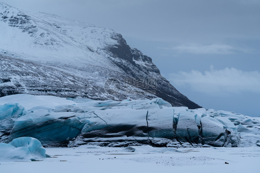 国民冰雪降后的冬季一天积雪覆盖冰河Svinafellsjoekull的全景图象旅游风图片