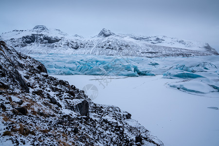 气候环境岩石冰雪降后的冬季一天积雪覆盖冰河Svinafellsjoekull的全景图象图片