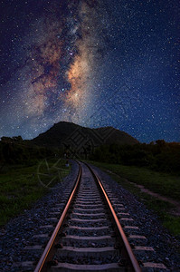 运动户外轨垂直银河系恒星和宇宙空间粉尘以铁路前景长速度照射垂直银河方式穿梭图片