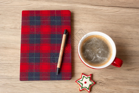 黑色的红拳击空白笔记本咖啡杯圣诞饼干和木制桌上的笔新年快乐目标决议清单战略和计划概念图片