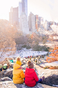 季节女孩们自然在纽约市的中央公园里可爱的小女孩玩得开心纽约市的中央公园里纽约的中央公园里图片