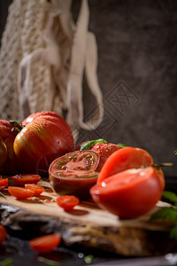 晚餐器具在生锈的厨房柜台准备番茄酱配西红柿绿色图片
