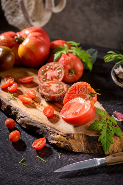 在生锈的厨房柜台准备番茄酱配西红柿在室内绿色图片