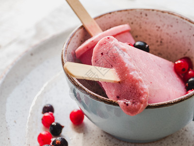 美味的早餐粉红水果冰淇淋放在旧板上近视最美观味健康食物的概念粉红水果冰淇淋放在旧板上小吃图片