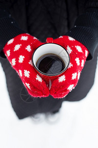 女士戴红手套的拿着一杯热饮美丽的雪冬顶视图戴红手套的拿着一杯热饮美丽的雪冬顶视图松弛一种图片