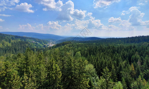 夏天克尔科诺斯角度高天空巨星群山的自然和森林地貌景观顶层图Krkonose山图片
