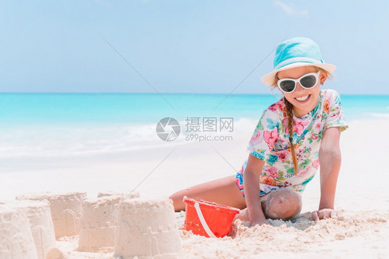 海滩玩耍的小女孩图片