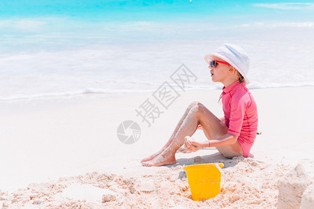 在海滩玩耍的小女孩图片