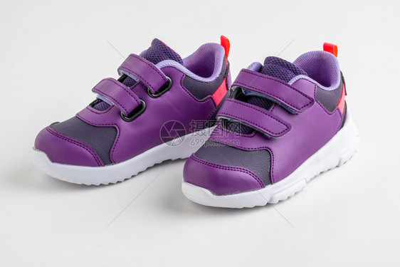 零售商跑步白底紫色运动鞋女孩穿紫皮运动鞋配革图片