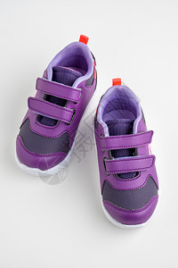 白底紫色运动鞋女孩穿紫皮运动鞋配女孩们购物带子图片