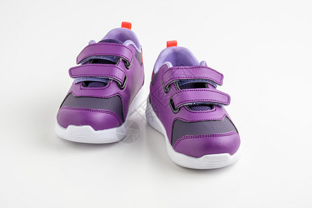 紫色的可爱白底紫色运动鞋女孩穿紫皮运动鞋配健康图片