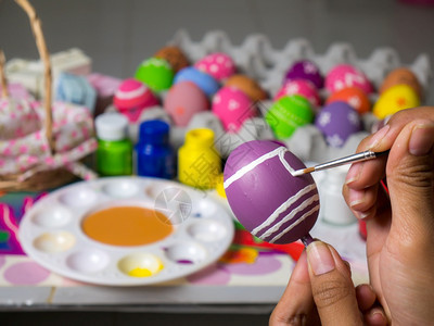 排各种样的黄色复活节妇女画在东方鸡蛋上的彩画在东方节的鸡蛋上美艺术作品以优美的方式与刷子一起绘制各种颜色的彩蛋图片