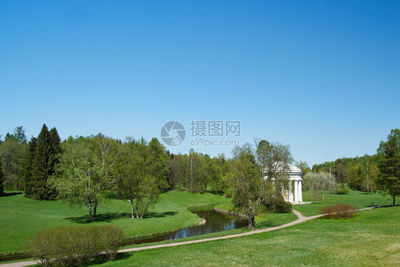 旅行太阳建成在帕夫洛斯基的一片草原上白色圆顶公园中的白色圆顶在公园里的树木中间图片
