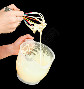 黑色的女制作GoglMogl用手在塑料碗里插着长毛笔的阴人以黑色隔绝莫格尔厨房图片