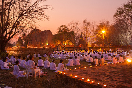 3月4日MakhaBuchaDayTaltitional佛教僧侣正在泰国Ayutthaya的Maheyong寺庙为宗教仪式点蜡烛图片