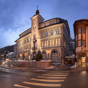 黄昏晚上ViaQuadrellas和StMoritz图书馆全景瑞士圣莫里茨四边形白色的图片