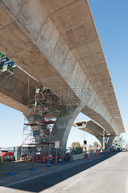 码头重建中道路的支离破碎通道在下面支柱图片