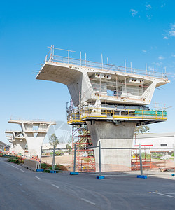 重建中道路的支离破碎通道超过天空阿德莱图片