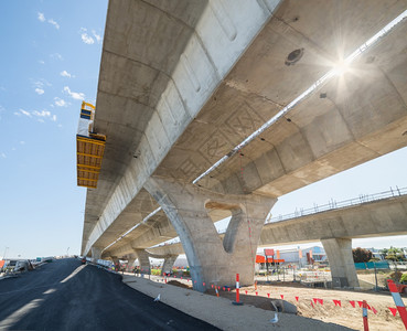 户外金属重建中道路的支离破碎通道工作图片