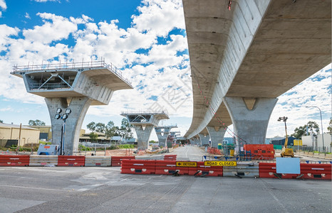 基础重建中道路的支离破碎通道架高桥图片