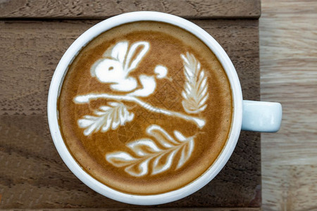 热的优质一杯咖啡加拿铁美食菜单向兔子展示木桌背景饮品和艺术概念的树木和叶子一种图片