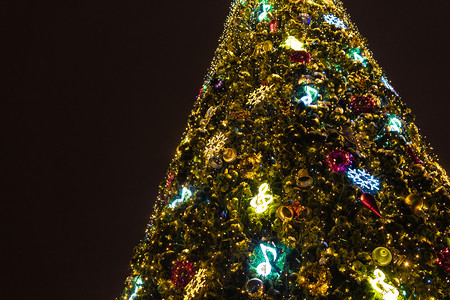 明亮的美丽模糊新年树用古典玩具装饰用灯光照亮图片
