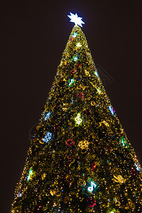 闪亮的雪花新年树用古典玩具装饰用灯光照亮新的图片