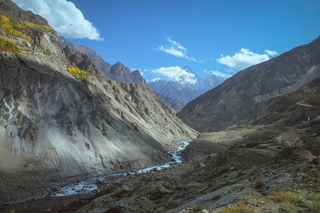 巴基斯坦GilgitBaltistanHunza山谷和Hunza河的景观徒步旅行阳光荒野图片