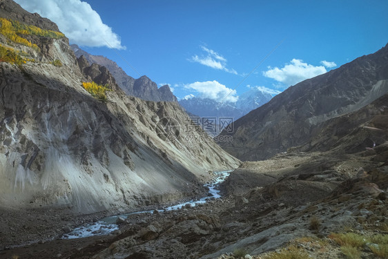 巴基斯坦GilgitBaltistanHunza山谷和Hunza河的景观徒步旅行阳光荒野图片