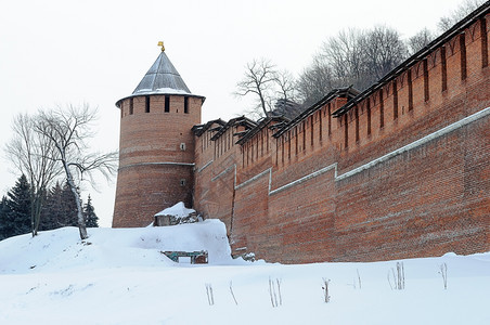 堡垒下雪的NizhnyNovgorod克里姆林宫的恢复墙和塔冬季俄罗斯天图片