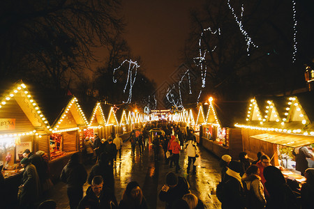 人们城市的圣诞盛会背景上有很多人和灯笼派对图片
