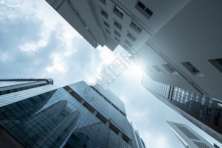 现代的云商业对摩天大楼玻璃和空的观景中央城市商业建筑景观图中央市美丽的图片