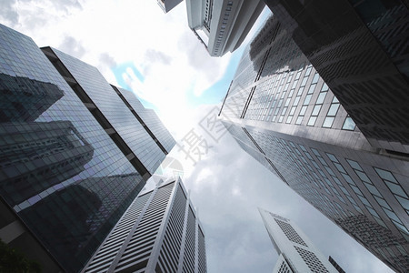 现代商业对摩天大楼玻璃和空的观景中央城市商业建筑景观图中央市商业的窗户云图片