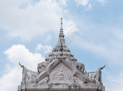 亭以泰国传统风格在神庙展厅屋顶上穿的白色土科弄脏精美的图片