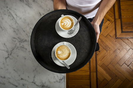 早餐白色的意大利语两杯咖啡加拿铁艺术托盘高清晰度照片两杯咖啡加拿铁艺术托盘优质照片图片