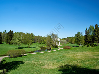 户外俄罗斯地标在帕夫洛斯基的一片草原上白色圆顶公园中的白色圆顶在公园里的树木中间图片