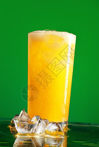 稻草橙色苏打杯绿底带冰的橙色汽水甜液体图片