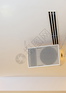 新的音乐大白喇叭用金属铁丝绳挂在展厅的天花板上韵律图片