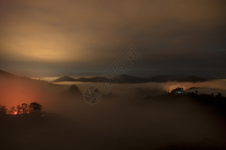 马来西亚卡梅伦高地山上夜雾弥漫在中云雾覆盖在山谷传播旅行超过图片