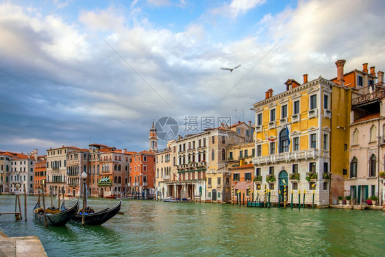 运河日落时意大利威尼斯市景象传统的城观图片