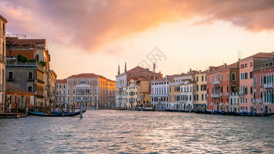 家晚上日落时意大利威尼斯市景象历史图片