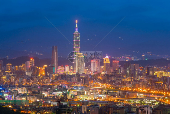 台北市天际线晚上在黄昏全景大都会场图片