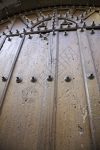 淘气复古的中世纪木制门古老和典装饰细节被损坏的木保姆图片